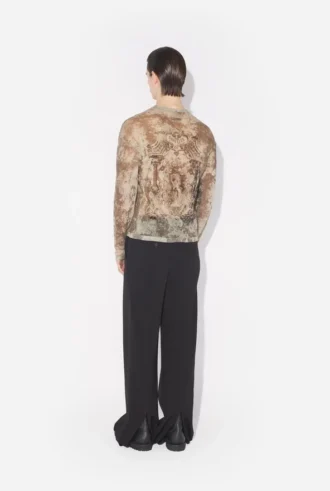 Das übergroße beige Madaillon-Oberteil