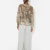 Das übergroße beige Madaillon-Oberteil Das übergroße beige Madaillon-Oberteil