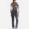Das graue „Blurry Roses“-Oberteil
