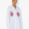 Das Hemd mit rotem „Blurry Roses“-Print Das Hemd mit rotem „Blurry Roses“-Print