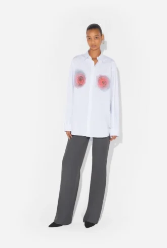 Das Hemd mit rotem „Blurry Roses“-Print