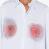 Das Hemd mit rotem „Blurry Roses“-Print Das Hemd mit rotem „Blurry Roses“-Print