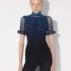 Das kurze 3D-Streifen-Kleid Das kurze 3D-Streifen-Kleid