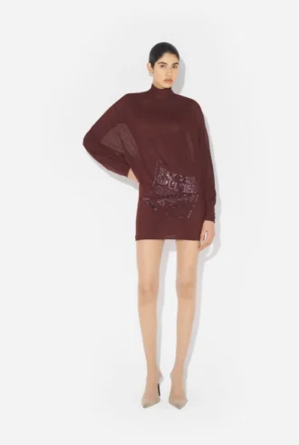 Das kurze burgunderrote bestickte Kleid