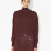 Das kurze burgunderrote bestickte Kleid Das kurze burgunderrote bestickte Kleid