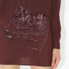 Das kurze burgunderrote bestickte Kleid Das kurze burgunderrote bestickte Kleid