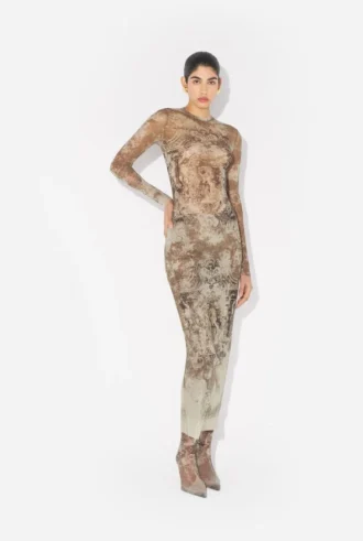 Das lange beige Madaillon-Kleid