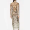 Das lange beige Madaillon-Kleid