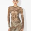 Das lange beige Madaillon-Kleid