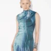 Das lange, drapierte „Water“-Kleid