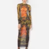 Das lange khakifarbene Madaillon-Kleid Das lange khakifarbene Madaillon-Kleid