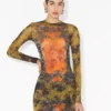 Das lange khakifarbene Madaillon-Kleid Das lange khakifarbene Madaillon-Kleid