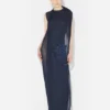 Das lange marineblaue bestickte Kleid