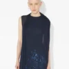 Das lange marineblaue bestickte Kleid