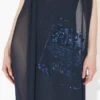 Das lange marineblaue bestickte Kleid