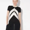 Das schwarze Hemd mit Chevron-Muster Das schwarze Hemd mit Chevron-Muster