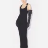 Das schwarze Piercing-Kleid