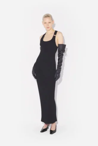 Das schwarze Piercing-Kleid