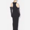 Das schwarze Piercing-Kleid