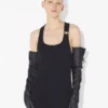 Das schwarze Piercing-Kleid