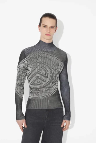 Der graue Pullover mit Lorbeer-Stempel