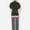 Der ärmellose Pullover mit Schlingenmuster