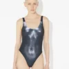 Der silberne Body Dust-Badeanzug Der silberne Body Dust-Badeanzug