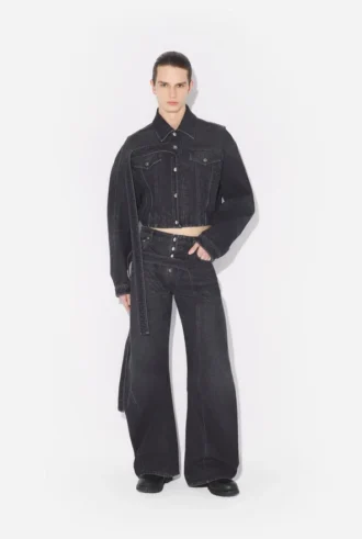 Die schwarze Denim-Jacke mit Riemen