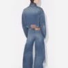 Die blaue Denim-Jeans mit Riemen Die blaue Denim-Jeans mit Riemen
