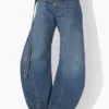 Die blaue Denim-Jeans mit Riemen Die blaue Denim-Jeans mit Riemen