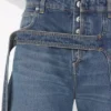 Die blaue Denim-Jeans mit Riemen Die blaue Denim-Jeans mit Riemen