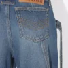 Die blaue Denim-Jeans mit Riemen Die blaue Denim-Jeans mit Riemen