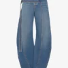 Die blaue Denim-Jeans mit Riemen Die blaue Denim-Jeans mit Riemen