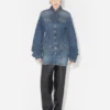 Die blaue Jeansjacke mit übergroßen Ärmeln