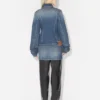 Die blaue Jeansjacke mit übergroßen Ärmeln
