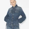 Die blaue Jeansjacke mit übergroßen Ärmeln