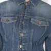 Die blaue Jeansjacke mit übergroßen Ärmeln