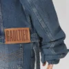 Die blaue Jeansjacke mit übergroßen Ärmeln