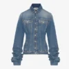 Die blaue Jeansjacke mit übergroßen Ärmeln