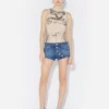 Die blauen Jeansshorts mit Knöpfen Die blauen Jeansshorts mit Knöpfen