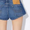 Die blauen Jeansshorts mit Knöpfen Die blauen Jeansshorts mit Knöpfen