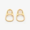 Die goldfarbenen Ohrringe in Ring-Pull-Form Die goldfarbenen Ohrringe in Ring-Pull-Form