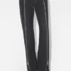 Die schwarze Jeans mit Reißverschluss Die schwarze Jeans mit Reißverschluss