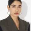 Die silberfarbenen Ohrringe in Form von Dosenöffnern Die silberfarbenen Ohrringe in Form von Dosenöffnern