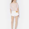 Die weißen Jeans-Shorts mit Knöpfen Die weißen Jeans-Shorts mit Knöpfen