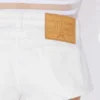 Die weißen Jeans-Shorts mit Knöpfen Die weißen Jeans-Shorts mit Knöpfen